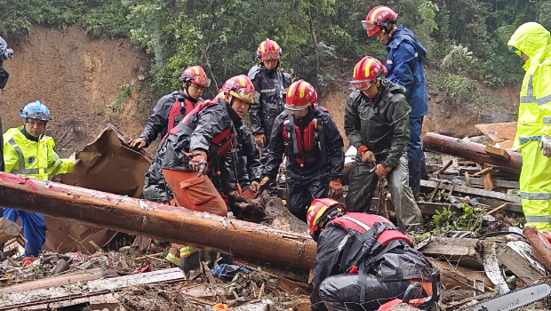 广西桂林市龙胜各族自治县泗水乡三舍村突发山洪灾害，救援人员在现场展开救援。